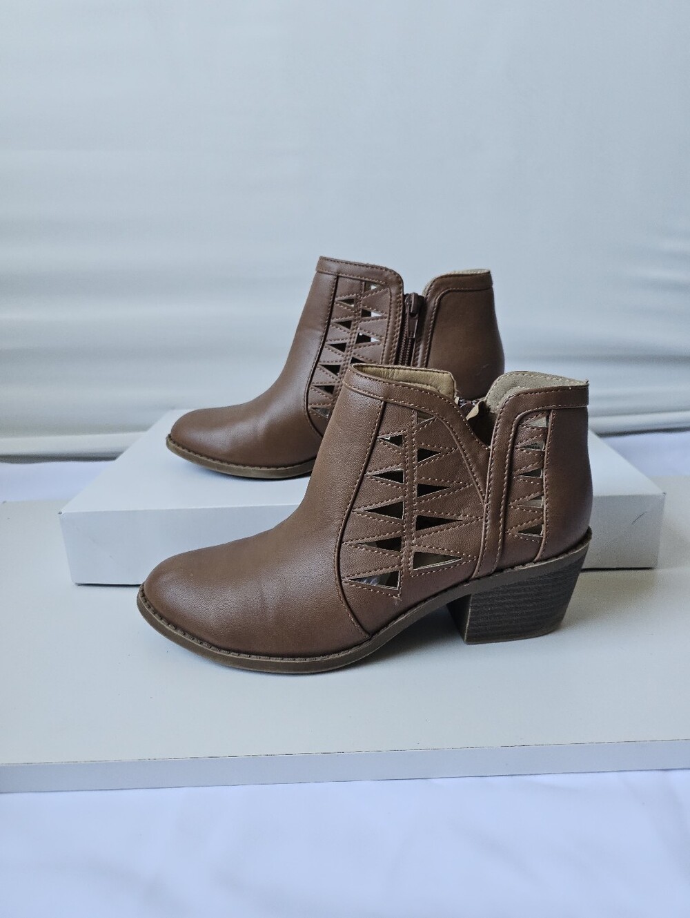 SODA Brown Cutout Ankle Booties - Size 4 / Girls / Youth